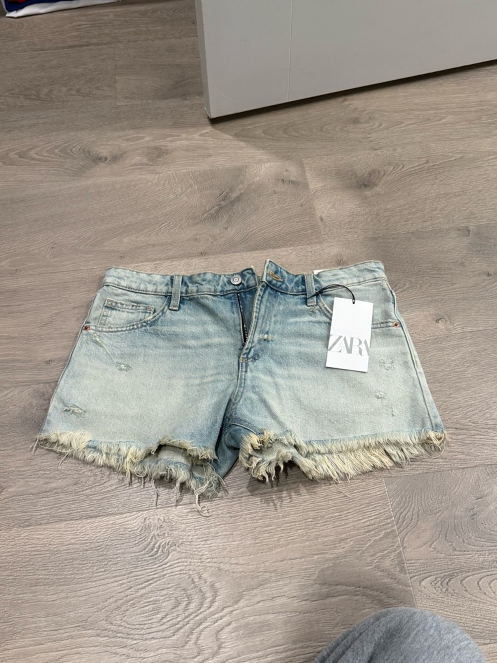 BNWT ZARA Low Waist Light Wash Distressed Denim Shorts with Frayed Hem